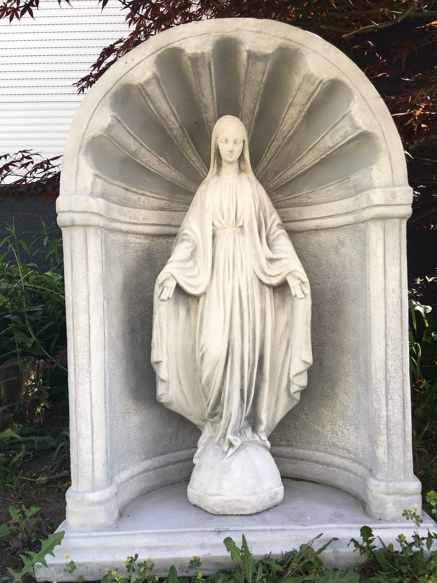 Mooi Mariabeeld vol steen in bidkapel vol steen.
